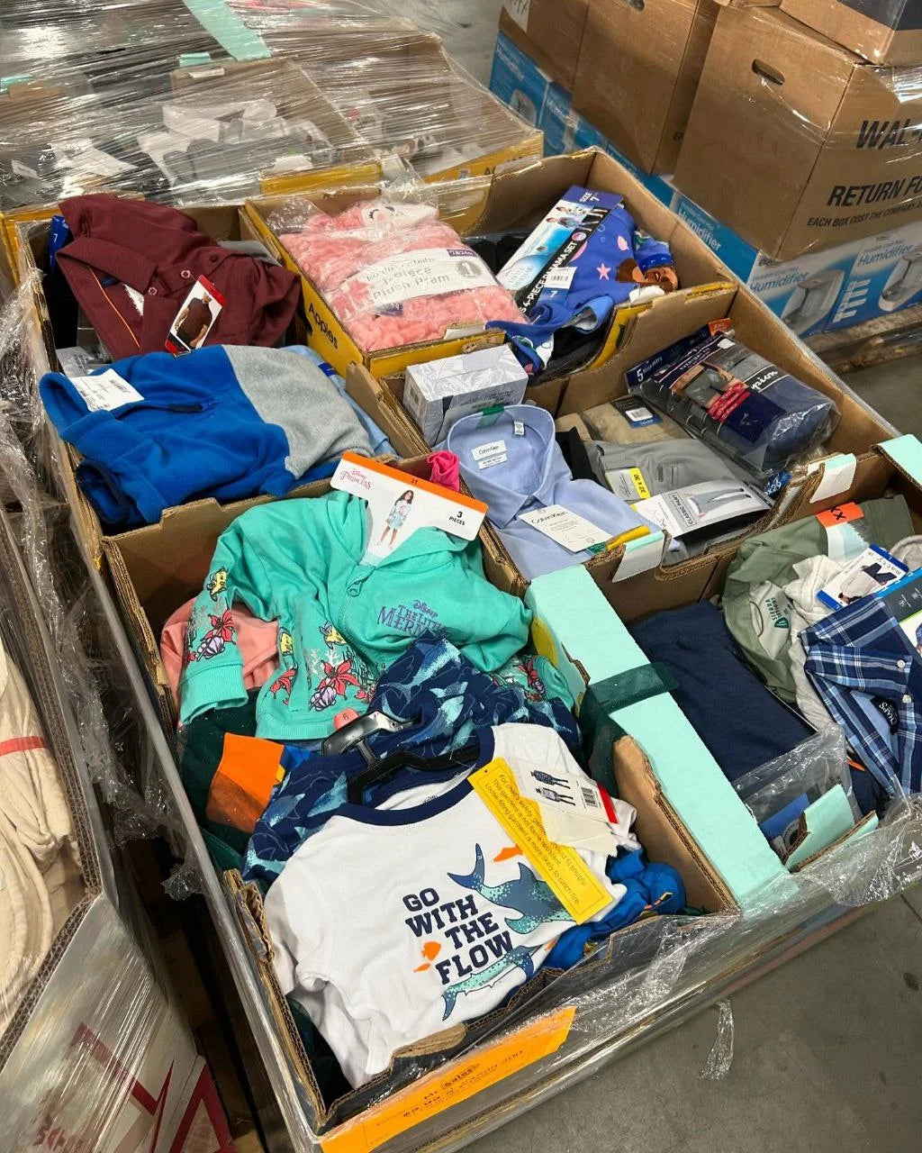 Men & Women clothes pallet image 0